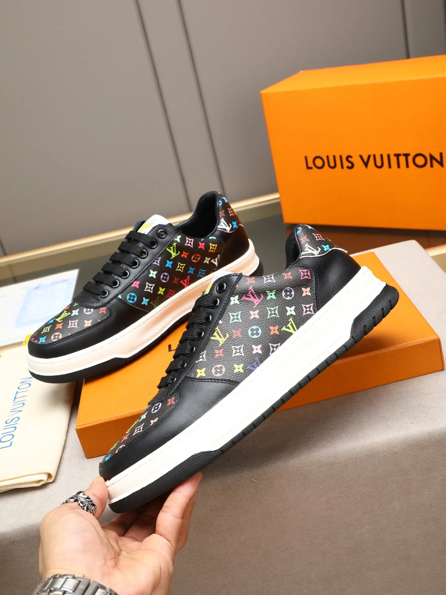 Mainly recommended model 👍👍👍P400 LOUIS VUITTON [Luden Yiwei] - LV upper imported first-layer cowhide combined with LV classic materials 🇩🇪 imported leather lining ➕ non-slip and wear-resistant outsole. Every man's identity is reflected in his elegant and stable upper shoes🚶🏻🚶🏻📯 No matter the wind or rain, the shoe last remains unchanged and can stand the test of time🔍️. ——Code number: 38-44 (45 can be customized)